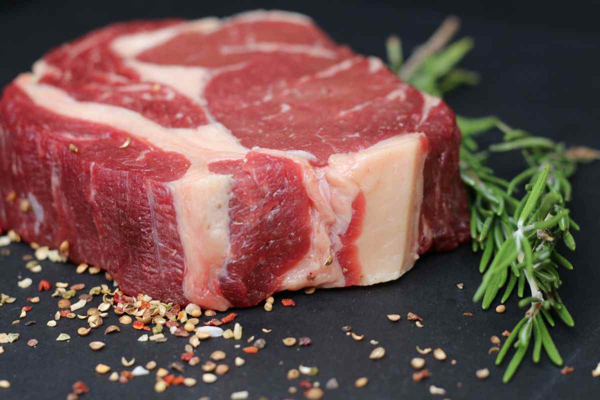 Tagli di carne di manzo, dai più pregiati a quelli più economici: come riconoscerli e come usarli in cucina
