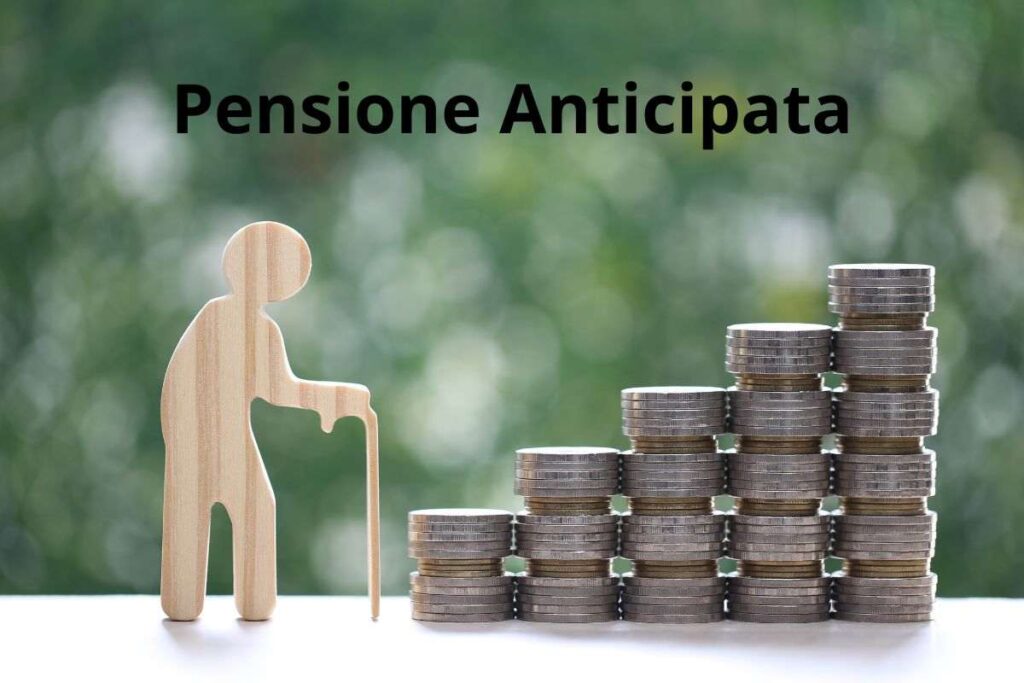 la scritta pensione anticipata con un signore e dei soldi vicini
