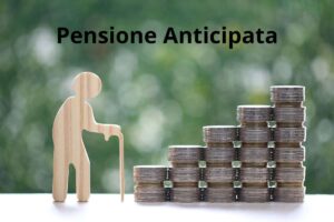 la scritta pensione anticipata con un signore e dei soldi vicini