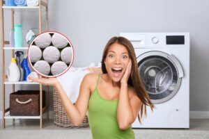 donna stupita che indica pillole di aspirina e lavatrice come sfondo