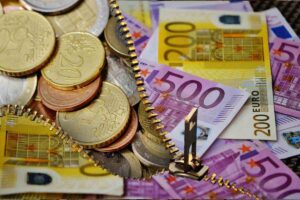 banconote e monete di euro cerniera